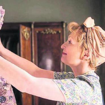 Gute Laune im Kinosaal - Mrs. Harris (Lesley Manvill) verliebt sich in ein Dior-Kleid. Bild: zg