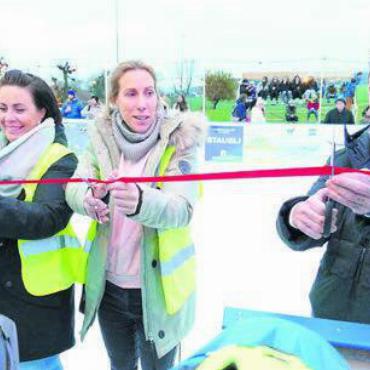Wintersport beginnt in Aristau - Durchschneiden des «roten Bandes» zur Eröffnung der Anlage durch Manuela Kaufmann (links) und Claudia Lehmann vom Familienverein und Romero Reginato vom OK.