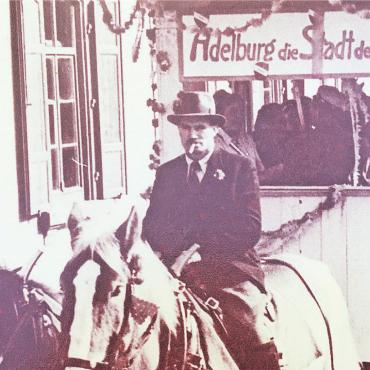 Tradition weiterleben - Bild: zg «Die Stadt der Zukunft»: Der Adelburger Schultheiss hoch zu Ross.