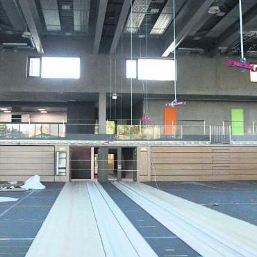 Einzigartig und modern - Die grosszügige Halle selber bietet Platz für alle möglichen Sportarten und Schulunterricht – alle Geräte und die Tribünen sind in den Wänden versenkt. Bilder: Daniel Marti