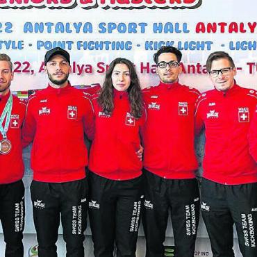 «Ich werde noch härter trainieren» - Die Wohler an der EM. Von links: Rocco Cipriano (Sportchef, Trainer), Stefanie Richner (Trainer), die Kämpfer Roy Cipriano, Antonio Lo Prete, Cassandra Fasolo und Danylo Mancari, Dave Nichini (Masseur), Andrea Faggiano (Trainer) und Toni Cerundolo (Schiedsrichter).