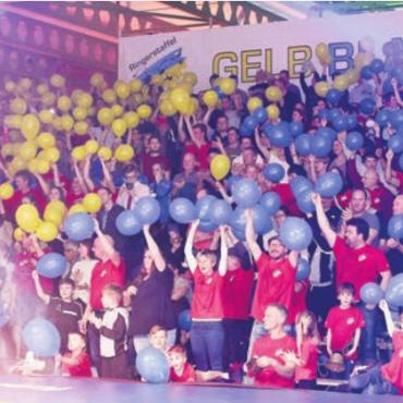 Ringer schlagen FC Wohlen - Die gelb-blaue Wand der RS Freiamt sorgt für die beste Stimmung. Bild: awa