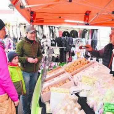 Ein Markt voller Leben - Leckereien aus aller Welt werden angeboten.