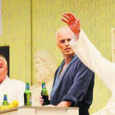 Hormone durcheinandergewirbelt - Sie überlegen sich Varianten, den Masseur loszuwerden: (v. l.) Arzt Dr. Max Frisch (Toni Hohl), Kurt Liebi (Thomas Huber) und Gerry Metzger (Christian Novakov).