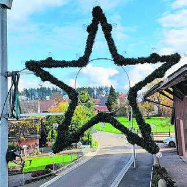 Mit Sternen Strom sparen - Die Sterne sind montiert, leuchten werden sie ab dem 1. Advent am nächsten Sonntag. Bild: zg