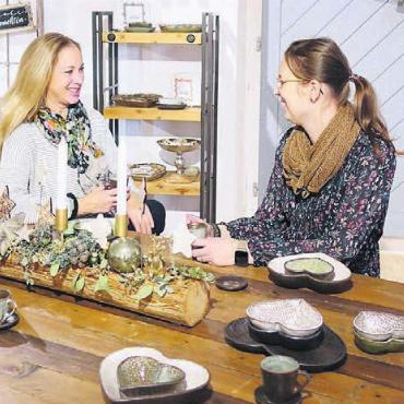 Zwei Frauen – eine Idee - Karin Klöckl (links) und Ladina Amstutz haben sich mit ihrem Atelier «les deux» einen Traum erfüllt. Bild: sus