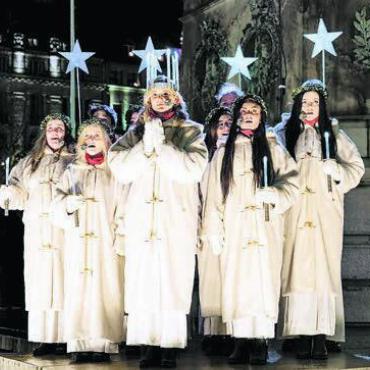 Traditionen aus dem hohen Norden - Malmös Lucia 2015 Matilda Strom und ihre Entourage singen ein Lied auf Stortorget, dem Hauptplatz der Stadt. Bild: zg