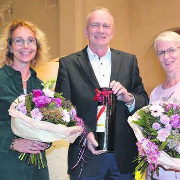 Viel Know-how verabschiedet - Madeleine Sennrich (links) und Maria Wüest verlassen die Kirchenpflege nach langjährigem Mitwirken. Thomas Suter gibt sein Amt als Kirchenpflegepräsident ab. Bild: Sabrina Salm