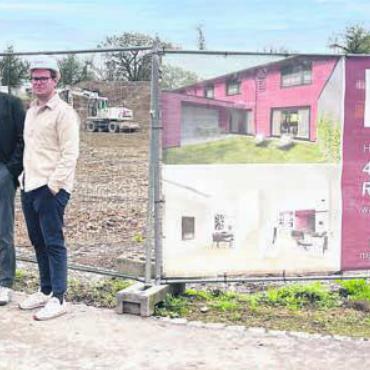 Der Baustart ist erfolgt - V. l.: Peter Zubler (Bauherrschaft), Karin Hochuli (Leiterin Vermarktung), Christian Frei (Bauherrschaft, Architekt), Joël Maier (Projektleiter).