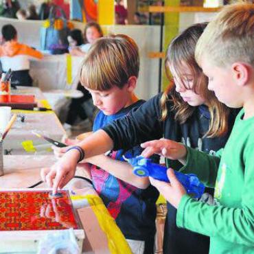 Nach wie vor hoch im Kurs - Mit viel Liebe zum Detail verzieren die Kinder ihre Kerzen. Bild: ake