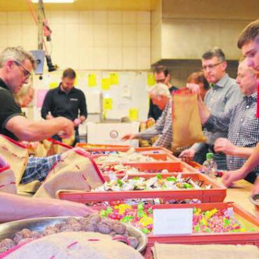 Beliebt und hilfreich - Konzentriert und mit viel Freude bereiten die Mitglieder des Kiwanisclubs Lindenberg die Chlaussäckli vor. Bild: Sabrina Salm