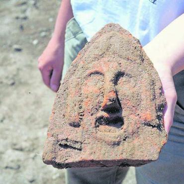 Ziegel für Vindonissa - Ein fundfrischer Stirnziegel. Dieser sogenannte Antefix ist ein figürlich verzierter Ziegel, der die vordere Seite eines ziegelgedeckten Daches abschloss. Bild: Kantonsarchäologie, Kanton Aargau
