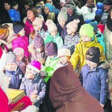 Leuchtende Kinderaugen - Gespannt hören die Kinder dem Samichlaus zu. Einige trauten sich auch, ihm einen Vers oder ein Gedicht vorzutragen. Bild: zg