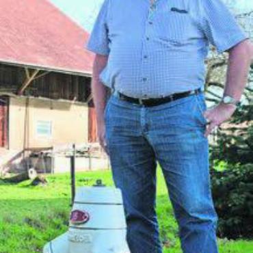 50 Jahre für das Wasser - Die Hydranten kennt er alle im Dorf – der langjährige Brunnenmeister Bruno Rey. Bild: ake