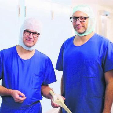 Neuer Weg, das Knie zu erhalten - Bringen die neuartige Behandlungsmethode ins Spital Muri: (v. l.) Lukas Allamand, Key Account Manager Geistlich Pharma AG, Dr. med. Thilo Schmuck, Leitender Arzt Orthopädie Spital Muri, Eran Ganz, President Active Implants International, Hajime Wakatsuki, Director Business Development Ortho Ventus Corporation. Bild: pd