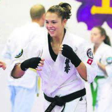 Fünf Frauen und fünf Männer - ANGELA FELBER SARMENSTORF KARATE