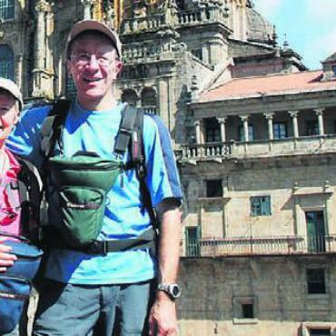 Immer der Muschel nach - Annemarie Koelliker und Roberto Saibene haben es geschafft. Das Ziel, die Kathedrale in Santiago de Compostela, ist erreicht.