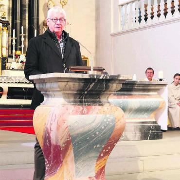 Wieder frisch und einladend - Martin Casagrande, Kirchenpflegepräsident, freut sich, dass die Kirche wieder in neuem Glanz erstrahlt. Bild: ci