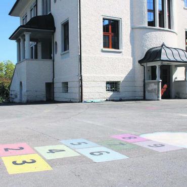 Pausenplatz neu gestalten - Der Schulhausplatz Dietwil: Sowohl im Untergrund als auch über der Erde steht einiges an Arbeit an. Bild: gk