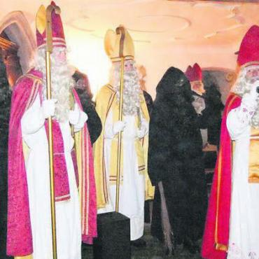 «Nikolaus ist ein guter Mann» - Es ist jedes Jahr ein eindrücklicher Anblick: Die Samichläuse und Schmutzli versammelten sich vor der Muttergotteskapelle. Rechts aussen Ober-Chlaus Franky Weber.