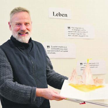 Nicht nur liebliche Wesen - «Der Kleine Prinz» in Pop-up-Version, der Kurator Rudolf Velhagen am Einrichten. Da werden Zitate auch mal provisorisch mit Klebeband fixiert. Bild: Annemarie Keusch