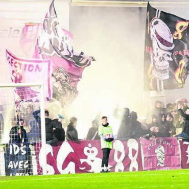 «Forfaitsieg wäre nur logisch» - Pyros, Randale, Becherwürfe: Die Fans von Servette Genf zeigten sich in Wohlen nicht von ihrer besten Seite. Bild: awa