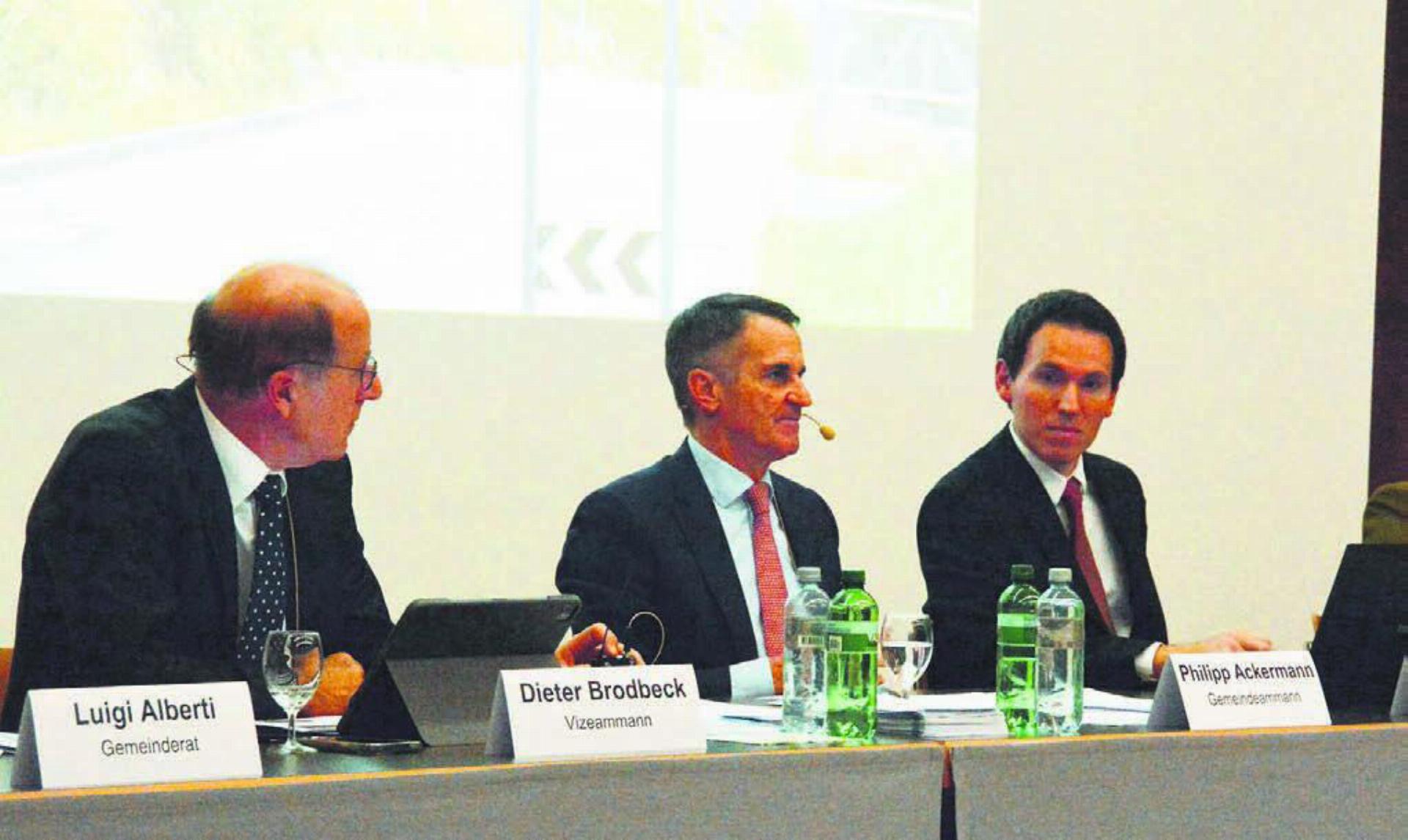 Vizeammann Dieter Brodbeck (links) und Ammann Philipp Ackermann (Mitte) nehmen zum Budgetposten Stellung. Bild: Celeste Blanc