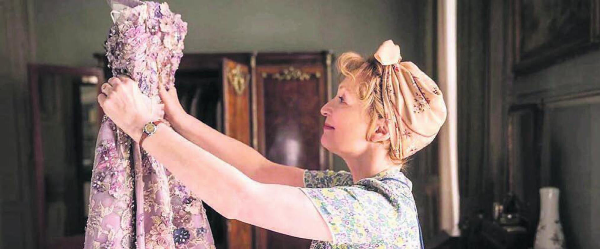 Mrs. Harris (Lesley Manvill) verliebt sich in ein Dior-Kleid. Bild: zg