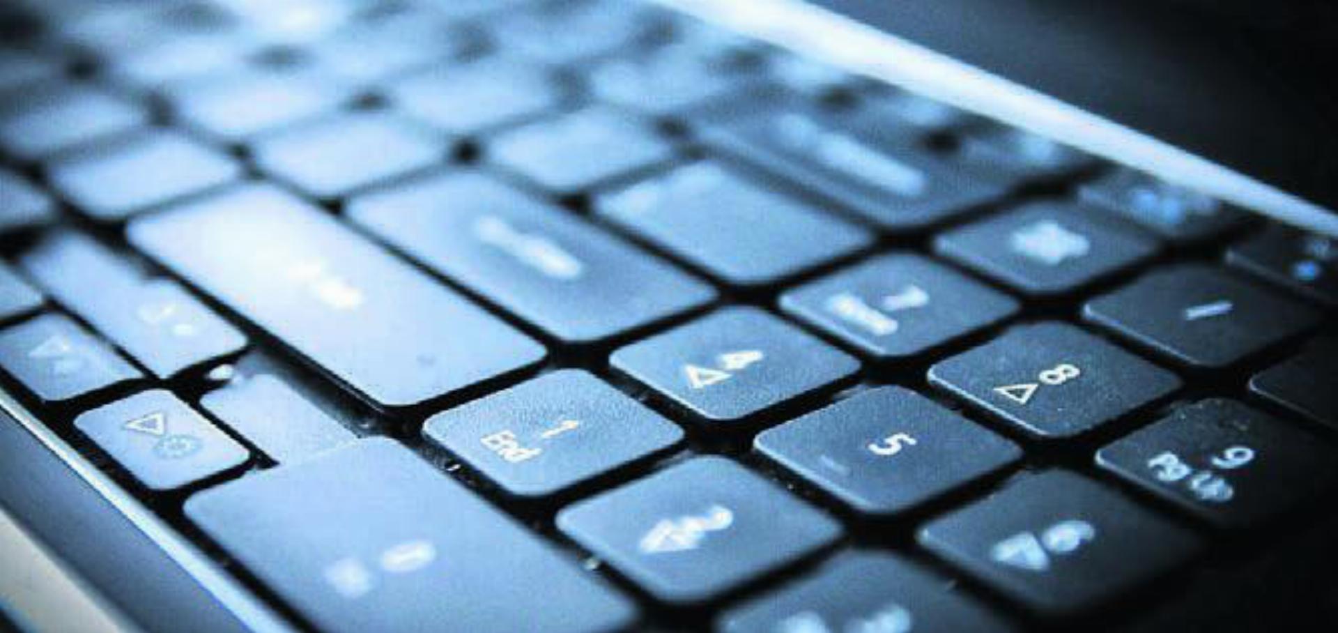 In den Zwischenräumen von Tastaturen befindet sich oft schwer zugänglicher Schmutz. Bild: Pixabay