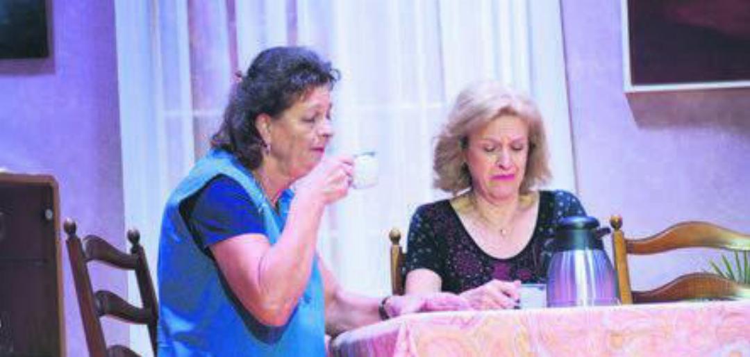 Claudia Burkart (links) als Irene Balmer probiert einen ihrer Spässe an Brigitte Favre als Karin Fuchs aus. Bild: sab