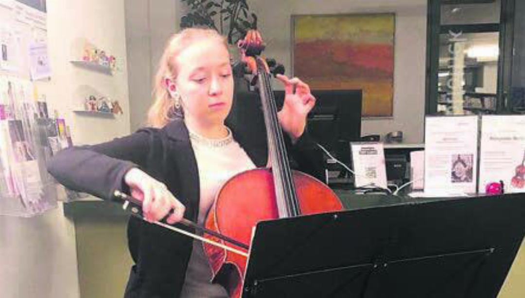 Nora Bürger begleitete die Lesung am Cello.
