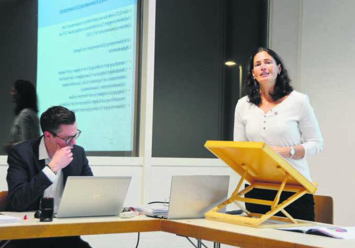 Weil Gemeindeammann Carlo Silvestri krankheitshalber abwesend war, führte Vizeammann Silvia Koch durch die Versammlung, unterstützt durch Gemeindeschreiber Lukas Isler. Zuletzt gab es Lob aus dem Plenum und Applaus: «Sie hat das gut gemacht, auch wenn es wohl nicht die einfachste Gemeindeversammlung war.» Bild: Annemarie Keusch