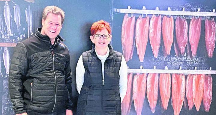 Verkaufsleiter Marc Aeschlimann und Co-Leiterin Helene Seiler, die den Laden in Berikon führen wird, verzeichnen einen gelungenen Start. Bild: zg