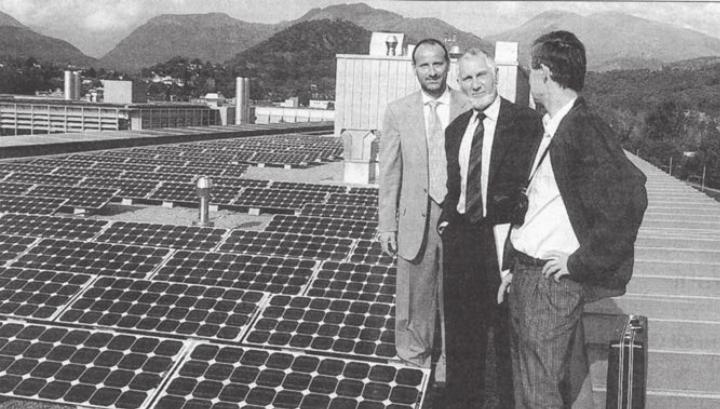 Elektroingenieur Karl Heinz Becker aus Anglikon (Mitte) auf dem Dach des Bürogebäudes «Suglio» der UBS in Manno bei Lugano. Bild: Archiv