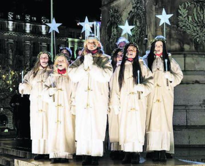 Malmös Lucia 2015 Matilda Strom und ihre Entourage singen ein Lied auf Stortorget, dem Hauptplatz der Stadt. Bild: zg