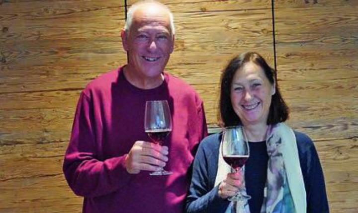 Maria Teresia und Erwin Zünd schenken einen erlesenen Aargauer ein. Bild: rts