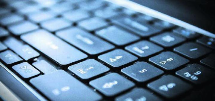 In den Zwischenräumen von Tastaturen befindet sich oft schwer zugänglicher Schmutz. Bild: Pixabay
