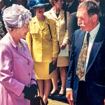 Ihre Majestät Elisabeth II. und der Seilbahnbauer Hanspeter Wyssen im Gespräch bei der Einweihung der Millennium Bridge. BILDER: ZVG