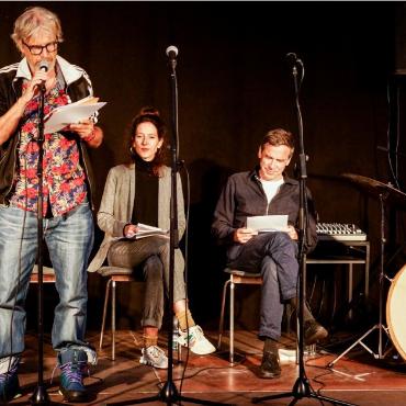 Das Spoken-Word-Ensemble «Bern ist überall» mit Gerhard Meister, Antoine Jaccoud, Ariane von Graffenried, Guy Krneta und Maru Rieben (v.l.) BILD: ZVG / MARIANNE HÜGLI