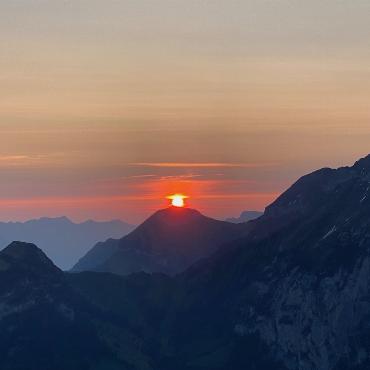 Den Sonnenaufgang über dem Morgenberghorn hat Peter von Känel vom Gehrihorn aus fotografiert