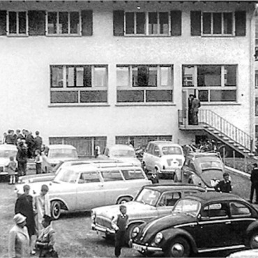1963 wurde das Versammlungslokal mit grosszügigem Parkplatz an der Zeughausstrasse bezogen.