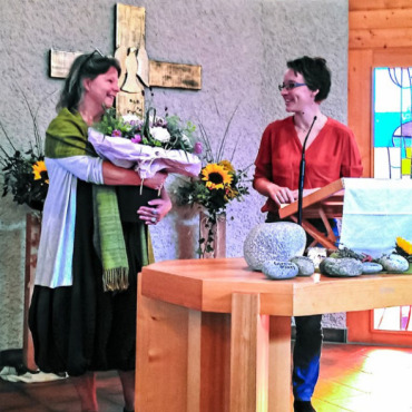 Mit einem bunten Blumenstrauss brachte Kirchgemeindepräsidentin Yvonne Pfister (r.) die Freude über die neue Pfarrerin zum Ausdruck. BILD: ZVG