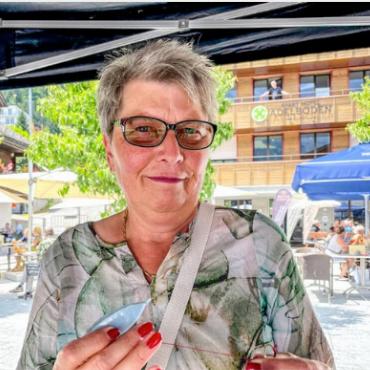 Esther Lauener verkauft ihre Frivolité-Arbeiten seit dem ersten Adelbodner Koffermarkt.