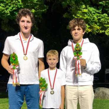 Die stolzen Medaillengewinner (v.l.): Damian Dubach (Bronze) mit Dario Reichen und Benjamin Heyden (beide Gold). BILD: PETER ZAHLER