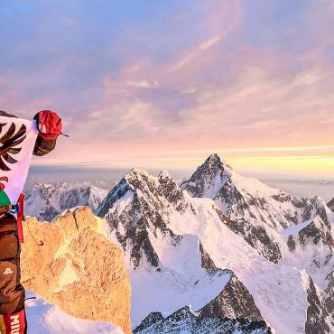 Die Heimat trug er quasi immer mit sich: Simon Sarbach mit der Adelboden-Flagge auf dem Gasherbrum II. BILDER: ZVG