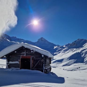 Es schneit aus der Kanone im Adelbodner Skigebiet. Bild: Liliane Lötscher