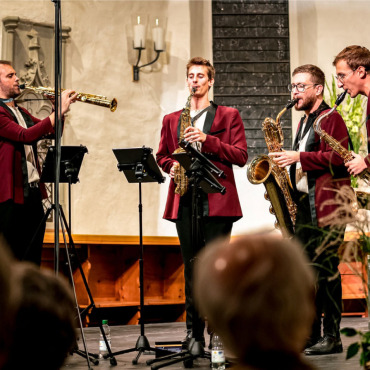 Das katalanische Saxofon-Quartett Kebyart fühlt sich sichtlich wohl in Adelboden. Die begnadeten Musiker traten am Freitag gleich dreimal auf: am Schulkonzert im Gruebibad, an der offiziellen Eröffnung des Festivals und anschliessend in der Dorfkirche zum Eröffnungskonzert. BILD: SABINE BURGER