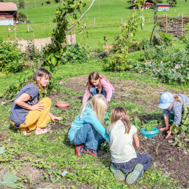 Damit der Boden über den Winter nicht brach liegt, stecken die Kinder unter Anleitung von Salome Lanz Spinat- und Nüsslersamen in den Boden. BILD: KATHARINA WITTWER