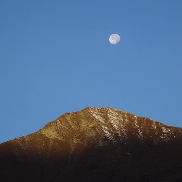 Am 11.11.2022 verabschiedete sich der Mond am Morgen  mit den ersten Sonnenstrahlen über dem Mäggisserehore. Bild: Ulrich Vogt