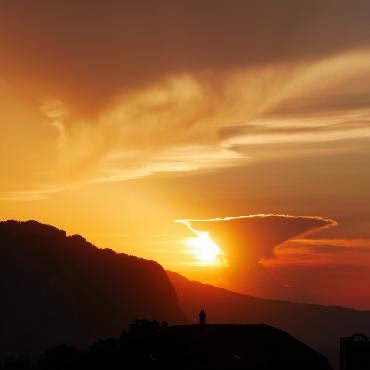 In der Meteorologie bezeichnet man den oberen Teil einer Cumulonimbuswolke als Amboss. Foto: Therese Zaugg